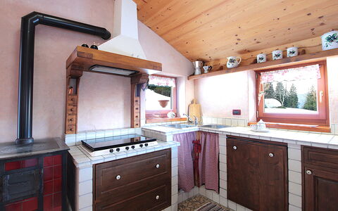 Baita Mountain View Pale San Martino: Cabinetry, Countertop, Ejendom, Møbel, Skuffe, Køkken, Træ, Indretning, Vindue, Belysning