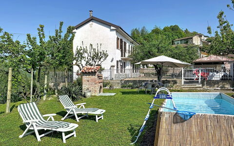 Al Sentiero: Boligområde, Hus, Svømmepøl, Udendørs Møbler, Menneskelig Bosættelse, Udvej, Backyard, Estate, Have