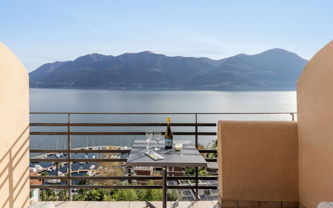 Brissago 130: Vand, Ejendom, Plante, Bygning, Azure, Himmel, Vindue, Svømmepøl, Urban Design, Fritid