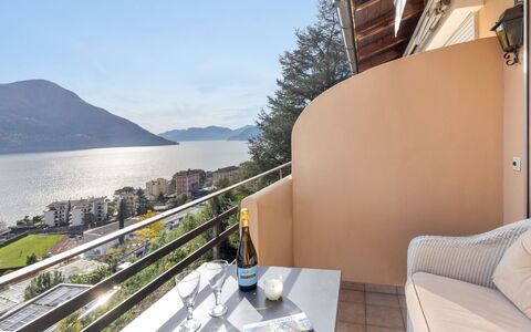 Brissago 130: Vand, Ejendom, Plante, Bygning, Azure, Himmel, Vindue, Svømmepøl, Urban Design, Fritid