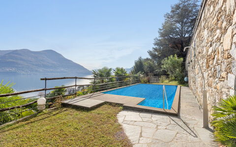 Brissago 130: Vand, Ejendom, Plante, Bygning, Azure, Himmel, Vindue, Svømmepøl, Urban Design, Fritid