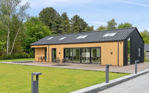 Pauliina - 1.1Km from the Sea: Vegetationen, Busk, Forår, Sommerhus, Have, Skygge, Backyard, Gård, Stol