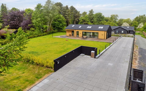 Pauliina - 1.1Km from the Sea: Vegetationen, Busk, Forår, Sommerhus, Have, Skygge, Backyard, Gård, Stol