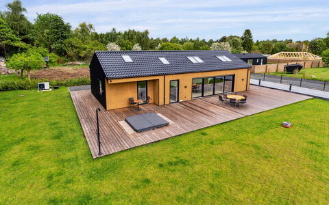 Pauliina - 1.1Km from the Sea: Vegetationen, Busk, Forår, Sommerhus, Have, Skygge, Backyard, Gård, Stol