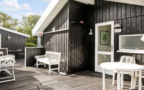 Gonda - 2Km from the Sea: Blå, Svømmepøl, Møbel, Udendørs Møbler, Udvej, Stol, Skygge, Eco Hotel, Blomsterkrukke