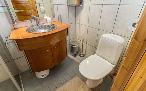 Matkajoentie 4B: Badeværelsesvask, Sanitærarmatur, Badeværelse, Håndvask, Træ, Gulvbelægning, Etage, Toiletbræt, Tap, Indretning