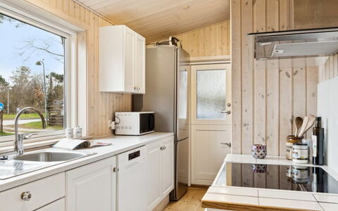 Torbjörn - 100M from the Sea: Træ, Køkken, Køkken Apparat, Countertop, Større Bandage, Loft, Indretning, Hjem, Cabinetry, Sanitærarmatur