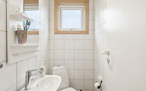 Torbjörn - 100M from the Sea: Væg, Gulvbelægning, Etage, Sanitærarmatur, Indretning, Toiletbræt, Toilet, Badeværelse, Håndvask, Loft