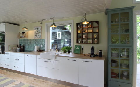 Mielikki - 2Km from the Sea: Indretning, Cabinetry, Countertop, Køkken, Gulvbelægning, Møbel, Lysarmatur, Skuffe, Loft, Skab