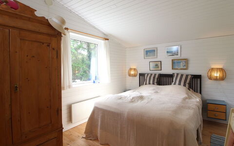 Mielikki - 2Km from the Sea: Indretning, Træ, Soveværelse, Gulvbelægning, Loft, Etage, Seng, Møbel, Værelse, Sengetøj