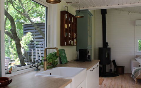Mielikki - 2Km from the Sea: Træ, Indretning, Gulvbelægning, Møbel, Etage, Køkken, Countertop, Værelse, Loft, Cabinetry