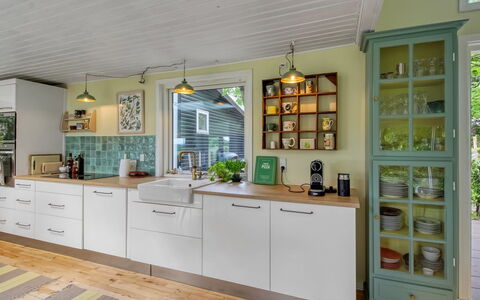 Mielikki - 2Km from the Sea: Køkken, Cabinetry, Indretning, Countertop, Møbel, Køkken Apparat, Træ, Gulvbelægning, Større Bandage, Loft