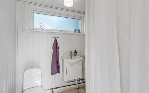 Mielikki - 2Km from the Sea: Gulvbelægning, Etage, Sanitærarmatur, Indretning, Loft, Badeværelse, Vvs, Værelse, Håndvask, Toilet