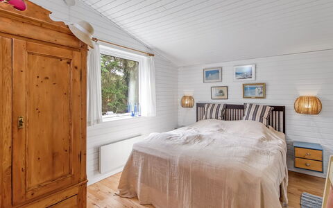 Mielikki - 2Km from the Sea: Træ, Indretning, Soveværelse, Loft, Seng, Møbel, Gulvbelægning, Etage, Hjem, Værelse