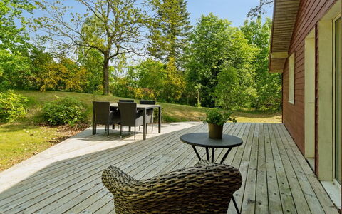 Henryette - 1.5Km from the Sea: Træ, Hjem, Veranda, Dæk, Hårdttræ, Tag, Bejdse, Trægulve, Eco Hotel