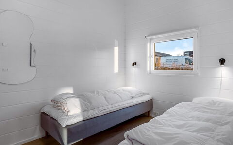 Hana - 800M from the Sea: Loft, Fryser, Soveværelse, Sengetøj, Planke, Dagslys, Hårdttræ, Vinter, Seng, Trægulve