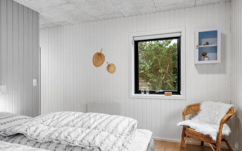 Hellena - 600M from the Sea: Træ, Loft, Soveværelse, Indretning, Sengetøj, Sengetøj, Seng, Værelse, Bed Frame, Planke