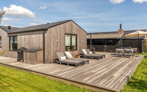 Hellena - 600M from the Sea: Træ, Hjem, Veranda, Dæk, Hårdttræ, Tag, Bejdse, Trægulve, Eco Hotel