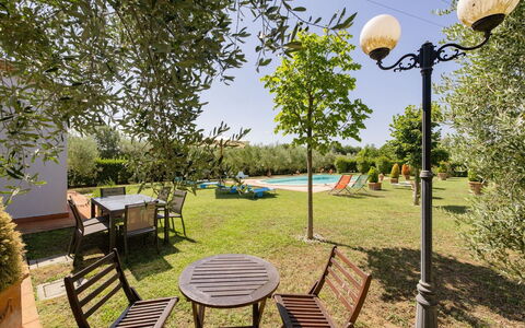 Villa Elena: Svømmepøl, Udvej, Udendørs Møbler, Eco Hotel, Have, Skygge, Lawn, Landscaping, Hacienda, Gård