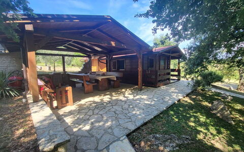 Casa Robinson Nature, Wifi, Istria, Croazia: Træ, Skygge, Sommerhus, Udendørs Struktur, Garden Bygninger, Backyard, Hårdttræ, Bjælkehytte, Gård, Bejdse