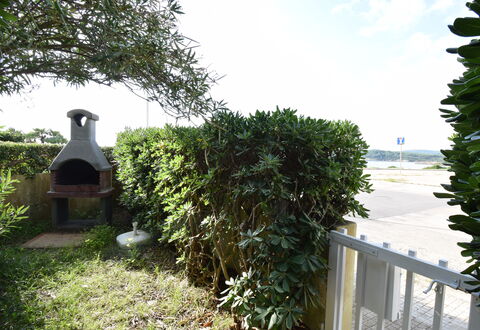 Casa Gavina 2 Seaside Alghero: Busk, Vedplante, Have, Skygge, Landscaping, Hæk, Backyard, Hegn, Home Fencing, Evergreen