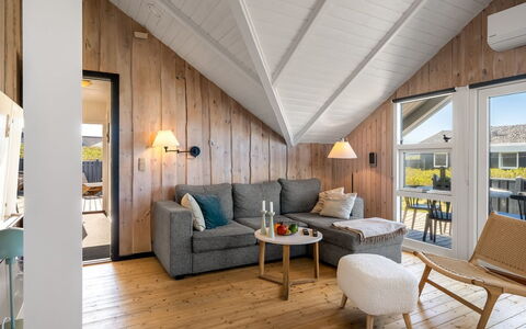 Mimi - 120M from the Sea: Træ, Loft, Indretning, Hjem, Sommerhus, Hårdttræ, Planke, Bejdse, Lysarmatur, Stol