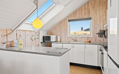 Mimi - 120M from the Sea: Køkken, Træ, Loft, Indretning, Countertop, Gulvbelægning, Hjem, Lysarmatur, Etage, Møbel