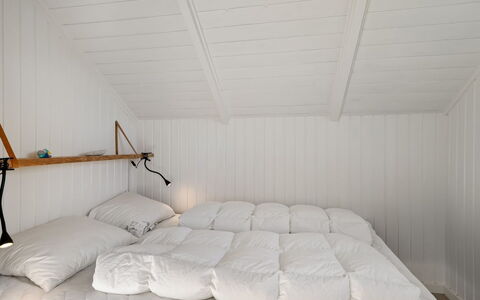 Mimi - 120M from the Sea: Soveværelse, Træ, Seng, Møbel, Indretning, Sengetøj, Sengetøj, Sengetøj, Loft, Etage