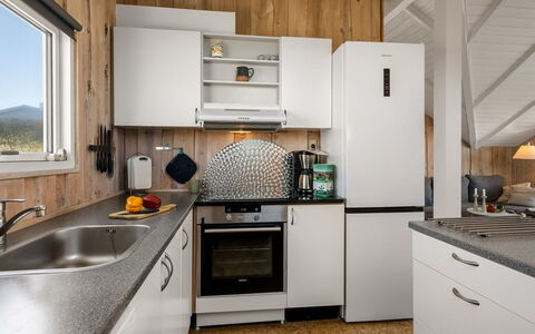 Mimi - 120M from the Sea: Køkken, Køkken Apparat, Countertop, Større Bandage, Cabinetry, Træ, Indretning, Husholdningsapparat, Håndvask, Komfur