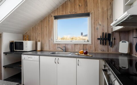 Mimi - 120M from the Sea: Træ, Hjem, Etage, Loft, Køkken, Sanitærarmatur, Tap, Bejdse, Countertop, Håndvask