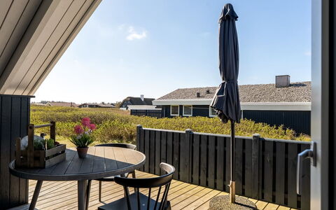 Mimi - 120M from the Sea: Træ, Arkitektur, Hjem, Tag, Hårdttræ, Skygge, Veranda, Sidespor, Planke, Estate