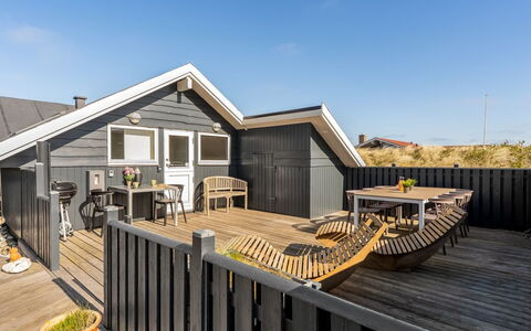 Mimi - 120M from the Sea: Træ, Arkitektur, Tag, Hjem, Kompositmateriale, Planke, Sidespor, Dæk, Hårdttræ, Sommerhus