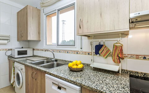 Llevant: Cabinetry, Ejendom, Køkkenvask, Countertop, Håndvask, Komfur, Tap, Vindue, Indretning, Træ