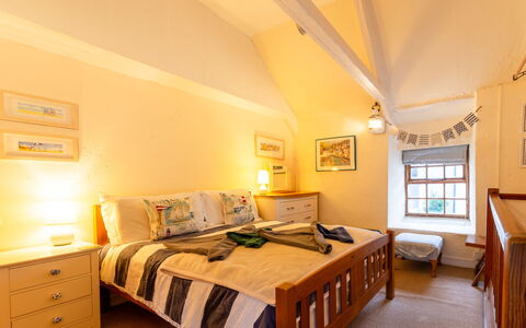 Piskey Cottage: Seng, Møbel, Indretning, Soveværelse, Sengetøj, Væg, Sengetøj, Etage, Gulvbelægning, Træ