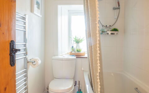 The Cottage: Badeværelse, Sanitærarmatur, Indretning, Toilet, Etage, Gulvbelægning, Vvs, Toiletbræt, Tap, Badeværelsesvask