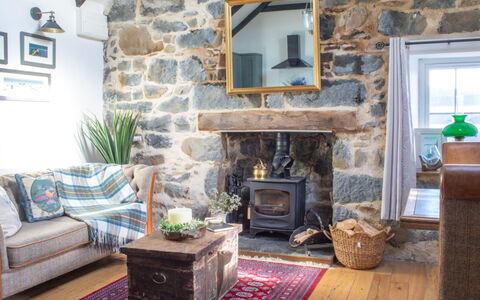 The Cottage: Møbel, Væg, Træ, Indretning, Gulvbelægning, Hearth, Stenmur, Stue, Hjem, Etage