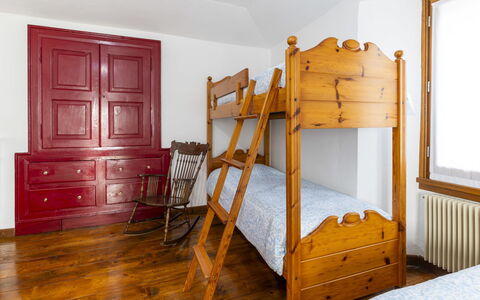 Morelli: Møbel, Cabinetry, Skuffe, Træ, Kommode, Bygning, Vindue, Indretning, Komfort, Bed Frame