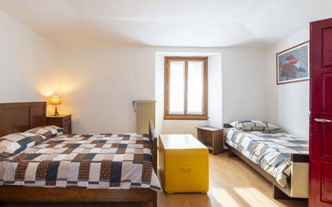 Morelli: Bygning, Møbel, Komfort, Vindue, Træ, Cabinetry, Belysning, Indretning, Bed Frame