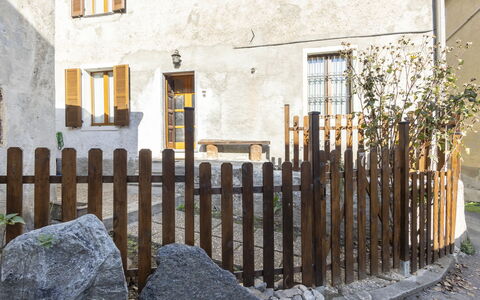 Morelli: Ejendom, Vindue, Plante, Træ, Hegn, Bygning, Vejbelægning, Væg, Home Fencing, Facade