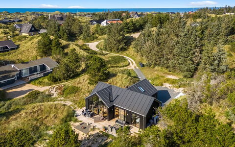 Helga - 900M from the Sea: Blå, Svømmepøl, Møbel, Udendørs Møbler, Udvej, Stol, Skygge, Eco Hotel, Blomsterkrukke