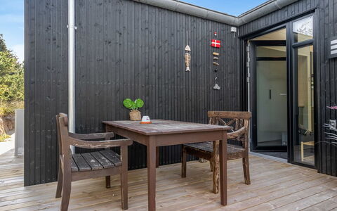 Helga - 900M from the Sea: Blå, Svømmepøl, Møbel, Udendørs Møbler, Udvej, Stol, Skygge, Eco Hotel, Blomsterkrukke
