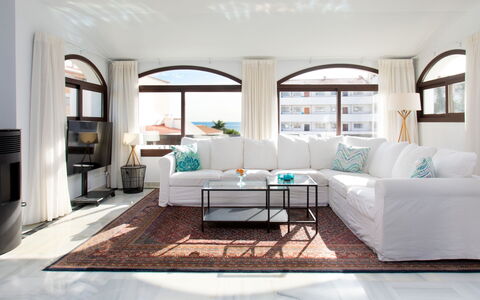 Parador del Mar: Bord, Møbel, Ejendom, Couch, Bygning, Azure, Indretning, Komfort, Billedramme, Stue