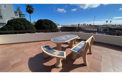 Jávea 444: Sky, Bord, Himmel, Ejendom, Møbel, Azure, Udendørs Bord, Udendørs Møbler, Træ, Træ