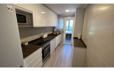 Jávea 444: Cabinetry, Countertop, Bygning, Køkken, Husholdningsapparat, Håndvask, Indretning, Træ, Gulvbelægning, Etage