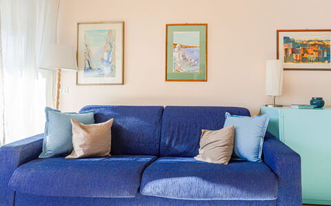 Le Diplomate: Møbel, Blå, Couch, Indretning, Pude, Textile, Gulvbelægning, Throw Pillow, Etage, Stue