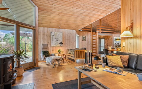 Gjorgjija - 50M from the Sea: Træ, Loft, Indretning, Gulvbelægning, Etage, Møbel, Hjem, Værelse, Stue, Couch