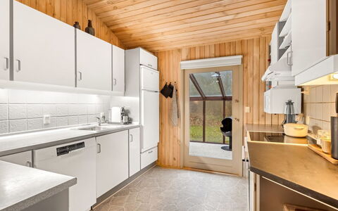 Gjorgjija - 50M from the Sea: Køkken, Træ, Countertop, Loft, Større Bandage, Køkken Apparat, Indretning, Gulvbelægning, Hjem, Cabinetry