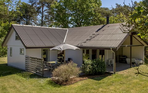 Gjorgjija - 50M from the Sea: Græs, Bygning, Tag, Hus, Hjem, Boligområde, Sommerhus, Busk, Land Lot