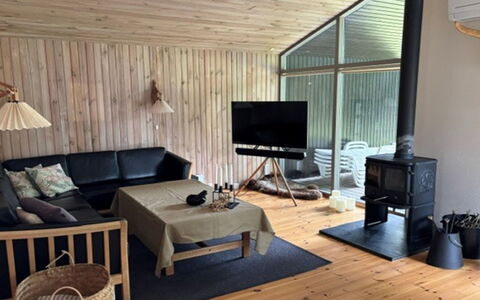 Gjorgjija - 50M from the Sea: Møbel, Indretning, Gulvbelægning, Etage, Træ, Loft, Værelse, Trægulve, Stue, Couch