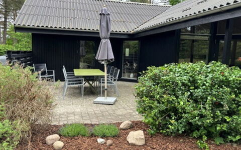 Gjorgjija - 50M from the Sea: Busk, Hus, Hjem, Tag, Have, Sommerhus, Bunddække, Skygge, Dør